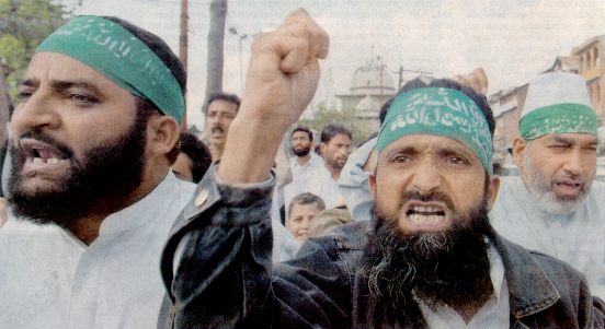 Obrázek z demonstrace muslimů - nenávistí znetvořené obličeje a zaťaté pěsti